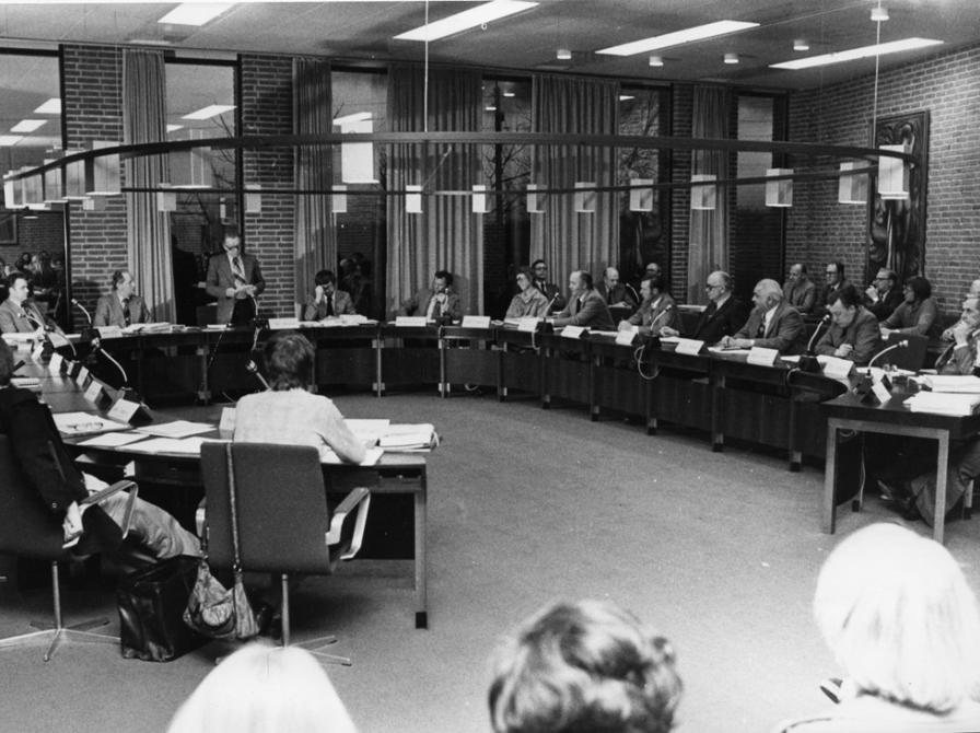Sort-hvidt foto af byrådsmøde i 1970.